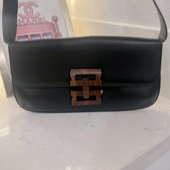 Salvatore Ferragamo Gancini wood logo shoulder bag. Black leather with wood logo - Picture 1 of 17